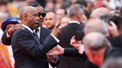 VIDEO Denzel Washington, surprins într-un schimb tensionat cu un fotograf insistent, pe covorul roșu de la Cannes: "Stop!"