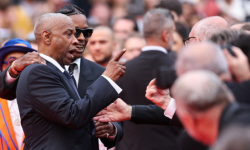VIDEO Denzel Washington, surprins într-un schimb tensionat cu un fotograf insistent, pe covorul roșu de la Cannes: 