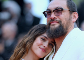 Jason Momoa, atent cu Adria Arjona pe covorul roșu. Actorul nu se sfiește să-și arate sentimentele în public