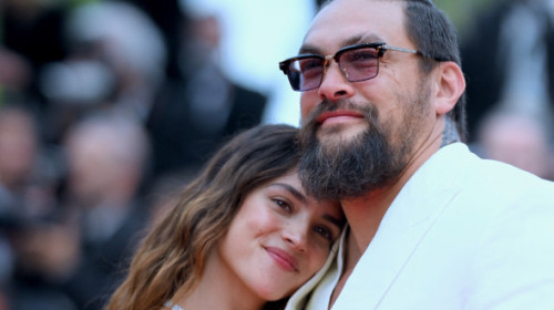 Jason Momoa, atent cu Adria Arjona pe covorul roșu. Actorul nu se sfiește să-și arate sentimentele în public