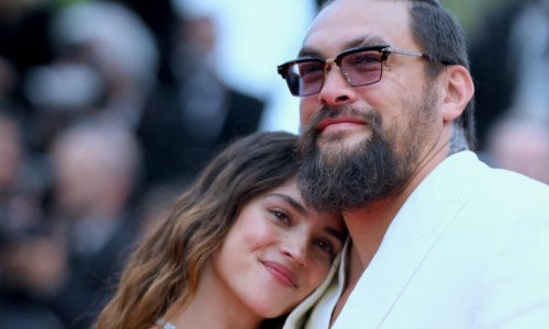 Jason Momoa, atent cu Adria Arjona pe covorul roșu. Actorul nu se sfiește să-și arate sentimentele în public