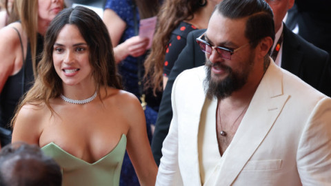 Jason Momoa, în centrul atenției alături de iubita lui, mai tânără cu 13 ani. A sărutat-o și i-a oferit sacoul să o protejeze de frig