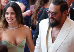 Jason Momoa, în centrul atenției alături de iubita lui, mai tânără cu 13 ani. A sărutat-o și i-a oferit sacoul să o protejeze de frig