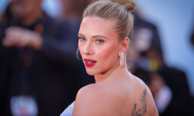 Scarlett Johansson, jovială și fermecătoare, într-o rochie diafană, la Cannes. „Această femeie este atât de frumoasă!”