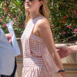 Emma Watson déjeune en terrasse de La Bièrerie By Brasserie Du Casino et va ensuite se promener sur la croisette lors du 78ème Festival International du Film de Cannes