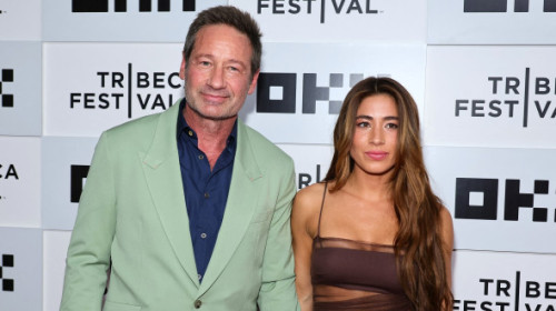 David Duchovny s-a căsătorit în secret, după opt ani de relație. El are 64 de ani, aleasa lui, 31
