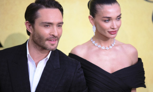 Ed Westwick și Amy Jackson, tandri și eleganți pe covorul roșu la Cannes. Actorul din Gossip Girl, topit după soția lui fermecătoare