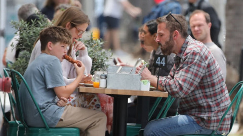 O zi obișnuită din viața lui Ben Affleck. Actorul, la prânz alături de fiica sa cea mare și de fiul lui