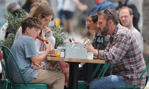 O zi obișnuită din viața lui Ben Affleck. Actorul, la prânz alături de fiica sa cea mare și de fiul lui