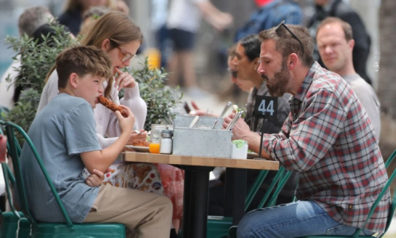 O zi obișnuită din viața lui Ben Affleck. Actorul, la prânz alături de fiica sa cea mare și de fiul lui
