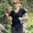 PREMIUM EXCLUSIVE Jennifer Garner FaceTimes A Friend During Her Daily Mile Jog