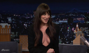 Ținuta mult prea decoltată a pus-o în dificultate. Dakota Johnson a încercat să se acopere cu un șervețel și un pulover, la tv