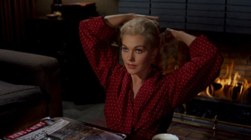 Cum arată Kim Novak din "Vertigo" la 92 de ani. Actrița făcută celebră de Hitchcock, elegantă și tonică la Veneția