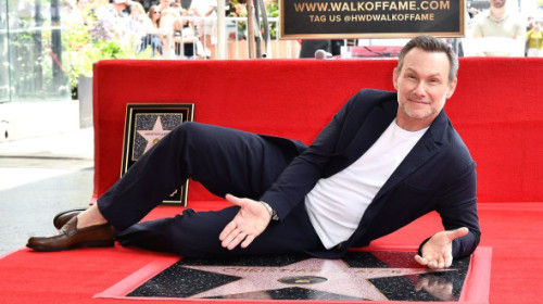 Christian Slater, onorat cu stea pe Hollywood Walk of Fame. Simpaticele fiice ale starului, alături de el într-o apariție publică rară