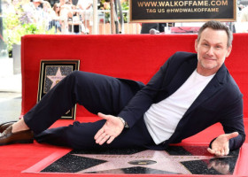 Christian Slater, onorat cu stea pe Hollywood Walk of Fame. Simpaticele fiice ale starului, alături de el într-o apariție publică rară