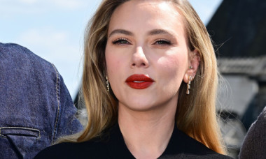 Zâmbet șarmant, ruj roșu și atitudine senzuală. Scarlett Johansson, în fustă mini la ședința foto pentru „Jurassic World Rebirth”