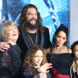 Jason Momoa, alături de Lisa și cei doi copii ai lor, Nakoa-Wolf și Lola/ Profimedia