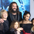 Jason Momoa, alături de Lisa și cei doi copii ai lor, Nakoa-Wolf și Lola/ Profimedia