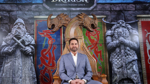 Gerard Butler, mândru de „fiul” său din „How to Train Your Dragon”. Au sărbătorit împreună 20 de ani de „Fantoma de la Operă”. FOTO