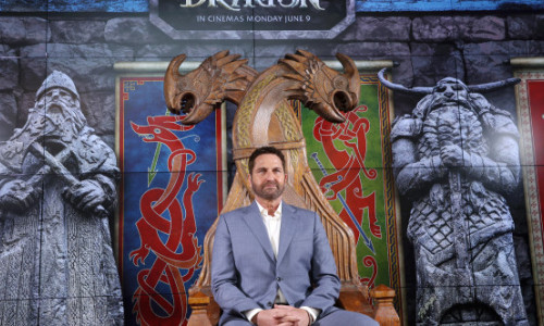 Gerard Butler, mândru de „fiul” său din „How to Train Your Dragon”. Au sărbătorit împreună 20 de ani de „Fantoma de la Operă”. FOTO