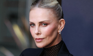 Într-o lună face 50 de ani, dar arată din ce în ce mai bine. Charlize Theron, în lenjerie și salopetă din plasă, pe covorul roșu