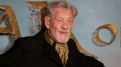 VIDEO. La 86 de ani, Sir Ian McKellen a uluit publicul de la Glastonbury. Numele lui, scandat de mulțime. Actorul, uimit de reacție