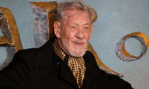 VIDEO. La 86 de ani, Sir Ian McKellen a uluit publicul de la Glastonbury. Numele lui, scandat de mulțime. Actorul, uimit de reacție