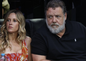 Russell Crowe, despre relația cu iubita sa mai tânără: „Viața mea e frumoasă și fericită, de ce să stric asta cu o nuntă?”