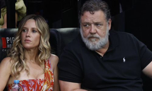 Russell Crowe, despre relația cu iubita sa mai tânără: „Viața mea e frumoasă și fericită, de ce să stric asta cu o nuntă?”
