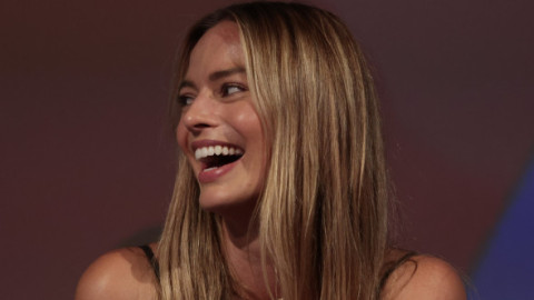 Cele mai noi imagini cu frumoasa Margot Robbie. Împlinește 35 de ani, e mama unui băiețel și are o companie care produce blockbustere