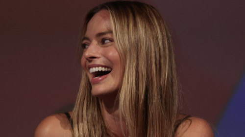 Cele mai noi imagini cu frumoasa Margot Robbie. Împlinește 35 de ani, e mama unui băiețel și are o companie care produce blockbustere