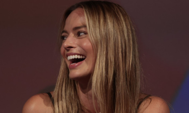 Cele mai noi imagini cu frumoasa Margot Robbie. Împlinește 35 de ani, e mama unui băiețel și are o companie care produce blockbustere