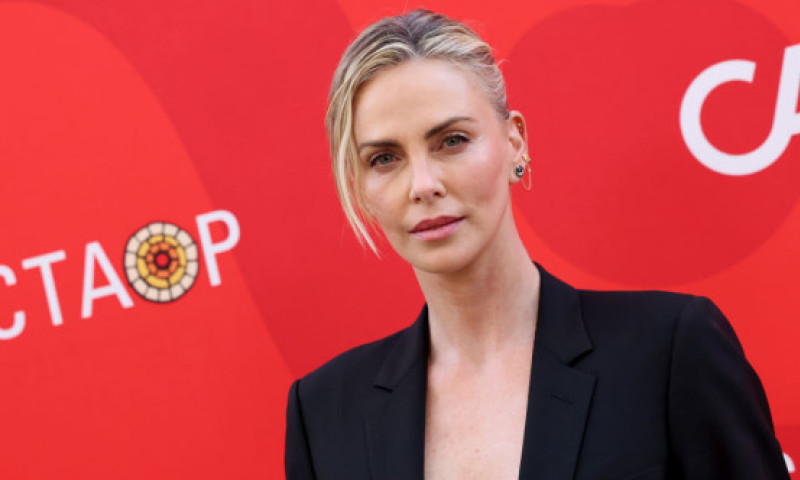 De ce refuză Charlize Theron să dezvăluie numele regizorului care i-a făcut avansuri la o audiție: „Îmi place că stă pe jar!”