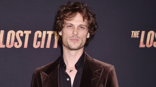 Imagini rare cu starul din „Criminal Minds”. Matthew Gray Gubler, fotografiat la concert cu iubita sa, o cântăreață de muzică country