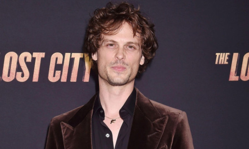 Imagini rare cu starul din „Criminal Minds”. Matthew Gray Gubler, fotografiat la concert cu iubita sa, o cântăreață de muzică country