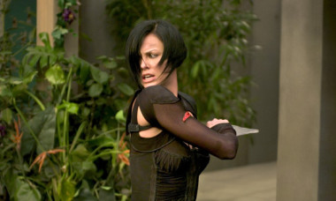 Charlize Theron, la un pas să-și rupă gâtul pe platourile „Aeon Flux”: „Am aterizat pe un pod de beton”