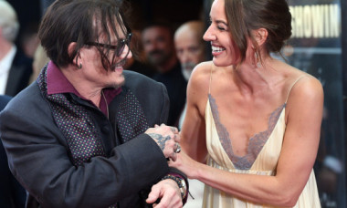 Johnny Depp, zâmbitor pe covorul roșu la premiera filmului „Modi” din Londra. Este prima sa regie în peste 20 de ani