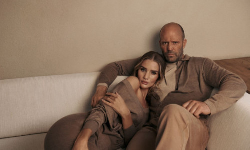 Logodnica lui Jason Statham, abdomen cu pătrățele, pe iaht, în Positano. Starul filmelor de acțiune, cum nu se poate mai mândru de ea