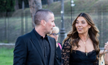 Christian Bale, apariție rară cu soția și copiii, la Roma. Actorul și-a susținut fiica la o prezentare de modă de primă clasă