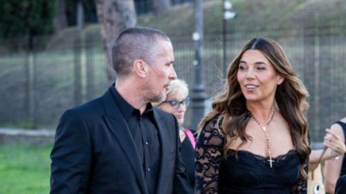 Christian Bale, apariție rară cu soția și copiii, la Roma. Actorul și-a susținut fiica la o prezentare de modă de primă clasă
