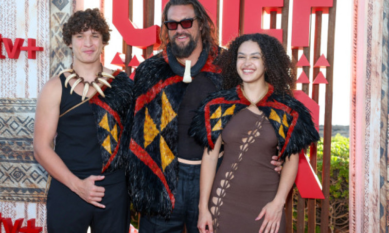 Jason Momoa, cum nu se poate mai mândru de copiii săi. Adolescenții, pe covorul roșu alături de tatăl lor și iubita lui, Adria Arjona