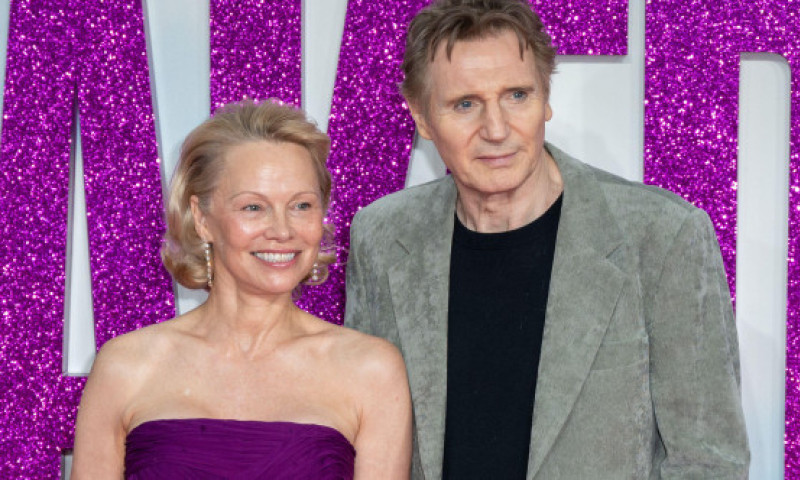 Cum a liniștit-o Liam Neeson pe Pamela Anderson pe platourile „The Naked Gun”: „N-am mai trăit niciodată așa ceva”