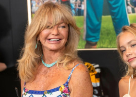 Mini Goldie. Rio, nepoata actriței Goldie Hawn, și-a făcut debutul pe covorul roșu alături de tatăl său și de bunica ei celebră