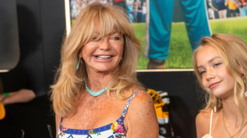 Mini Goldie. Rio, nepoata actriței Goldie Hawn, și-a făcut debutul pe covorul roșu alături de tatăl său și de bunica ei celebră