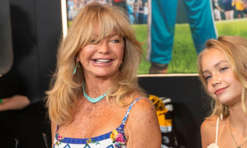 Mini Goldie. Rio, nepoata actriței Goldie Hawn, și-a făcut debutul pe covorul roșu alături de tatăl său și de bunica ei celebră
