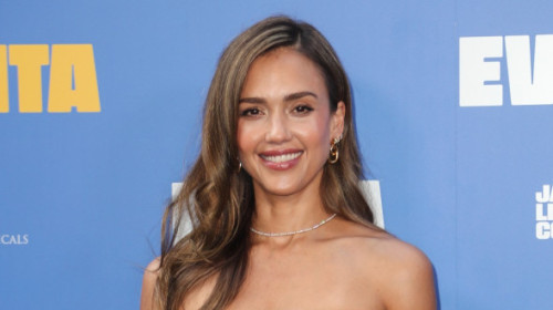 Dragoste la vedere. Jessica Alba și noul iubit, cu 12 ani mai tânăr, pozați în timp ce se sărută cu foc: "Sunt foarte la început"