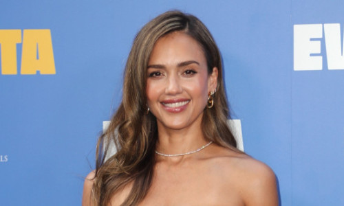Dragoste la vedere. Jessica Alba și noul iubit, cu 12 ani mai tânăr, pozați în timp ce se sărută cu foc: 
