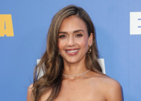 Dragoste la vedere. Jessica Alba și noul iubit, cu 12 ani mai tânăr, pozați în timp ce se sărută cu foc: "Sunt foarte la început"