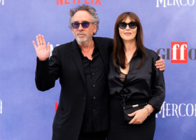 Monica Bellucci radiază la brațul lui Tim Burton: "Am întâlnit un suflet spectaculos". Îndrăgostiți și mereu de mână, în Italia