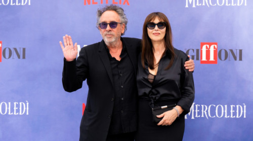 Monica Bellucci radiază la brațul lui Tim Burton: "Am întâlnit un suflet spectaculos". Îndrăgostiți și mereu de mână, în Italia